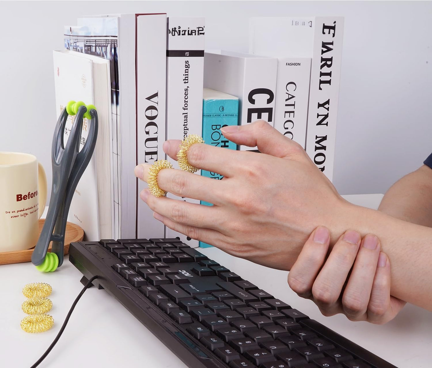 2-in-1 Finger & Hand Massager Roller and 5 Pcs Acupressure Massage Rings for Finger Hand Massage, for Circulation, Stress, Arthritis and Hand Pain Relief,for Hands, Palm & Wrist, Grey